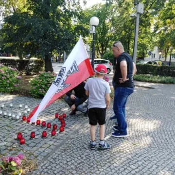 Ku czci powstańcom. Młodzież Wszechpolska i Ruch Narodowy ułożyli kotwicę