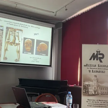 [WIDEO] Poszukiwania szczątków kapitana Stanisława Sojczyńskiego-Warszyca. Wykład dr Krzysztofa Latochy w Muzeum Regionalnym w Radomsku