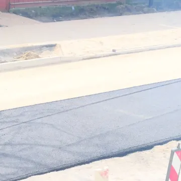 Na ul. Piłsudskiego w Radomsku leją już asfalt