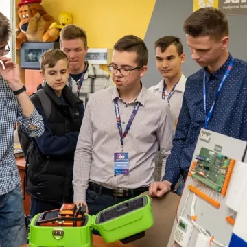 Elektryk kusił ósmoklasistów