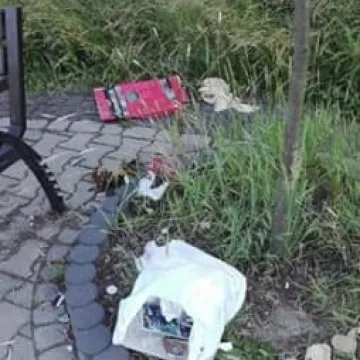 Bałagan na ścieżce do pomnika na Kopcu