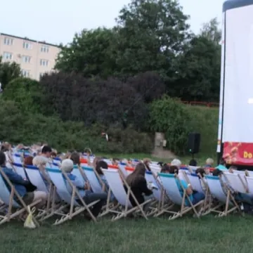 Seans filmowy pod chmurką w parku Solidarności
