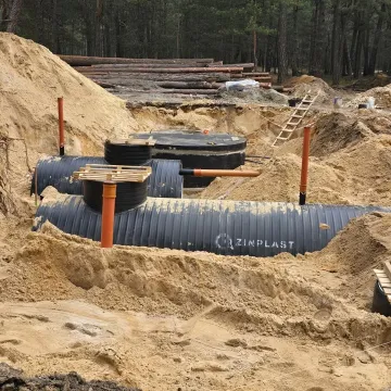 Postęp prac przy budowie tężni solankowych i ścieżek na Wrzoskach w Kamieńsku