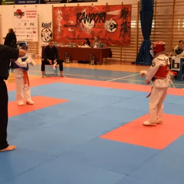 Karatecy na tatami na turnieju w Radomsku