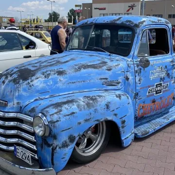 Klasyki zaparkowały w Radomsku. Trwa Auto-Moto Weteran 5