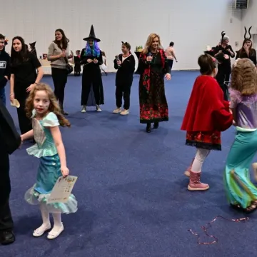 „Witajcie w naszej bajce”. Karnawałowy bal PCPR w Radomsku