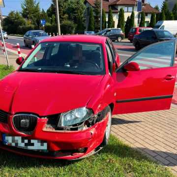 Kolizja na skrzyżowaniu w Radomsku: Brak obrażeń, sprawczyni ukarana mandatem