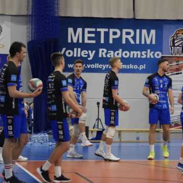 Trzy sety, trzy punkty. METPRIM Volley Radomsko zwycięża z SMS PZPS Spała III