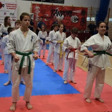 Karatecy na tatami na turnieju w Radomsku