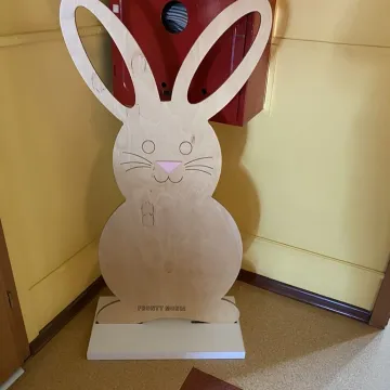 Zajączek ukrył się w PP nr 5 w Radomsku. Dzieci ruszyły na poszukiwania