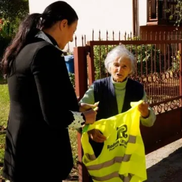 Rozdawali kamizelki odblaskowe