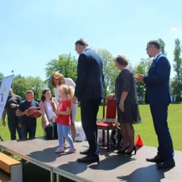 Barwny korowód z okazji Dnia Dziecka