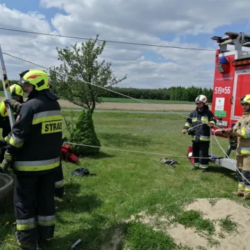 Strażacy uratowali kota z dwudziestometrowej studni