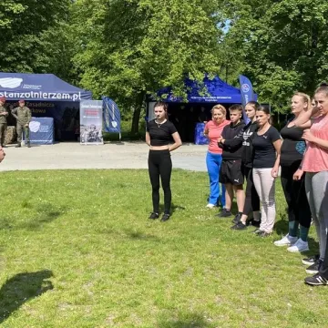 Żołnierze uczą w Radomsku kobiety podstaw samoobrony