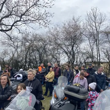 Tłumy motocyklistów i mieszkańców w Strzałkowie. Kolejna Moto Święconka za nami