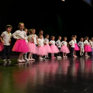 Dzieci z PP nr 9 w Radomsku wystąpiły w MDK dla mamy i taty