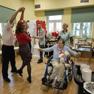 Patriotycznie i tanecznie. Uczestnicy WTZ odwiedzili DPS w Radomsku