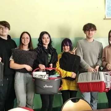 Dzień bez plecaka w ZSCKR w Dobryszycach. W czym uczniowie przynieśli podręczniki?