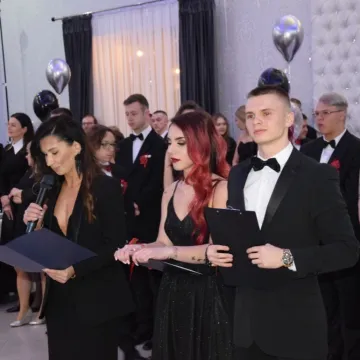 Szampańska zabawa studniówkowa ZSE w Radomsku