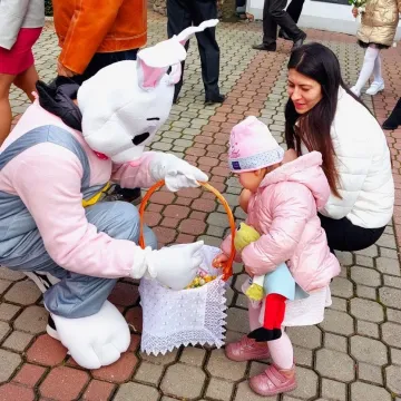 Wielkanocny kiermasz szkolny społeczności PSP nr 8