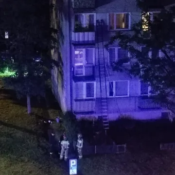 Starsza kobieta na balkonie. Interweniowały służby