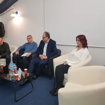 W Radomsku debatowano nad przyszłością starego basenu