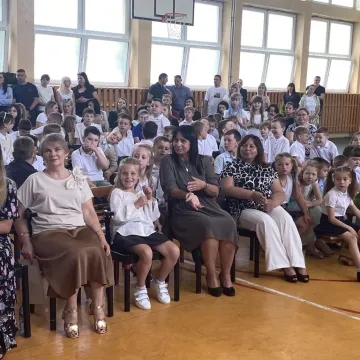 Zasłużone wakacje. Uczniowie „Jedynki” uroczyście zakończyli rok szkolny