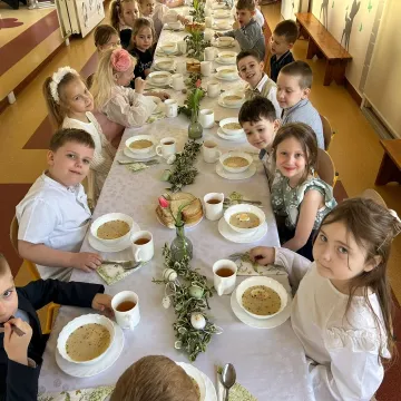 Zajączek ukrył się w PP nr 5 w Radomsku. Dzieci ruszyły na poszukiwania