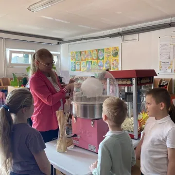 Zajączek ukrył się w PP nr 5 w Radomsku. Dzieci ruszyły na poszukiwania