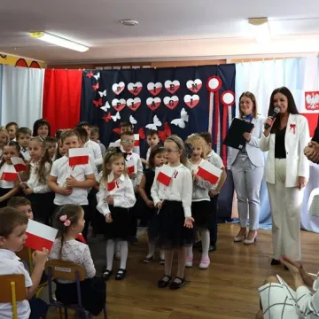 Na nowym maszcie PP4 w Radomsku powiewa już biało-czerwona flaga