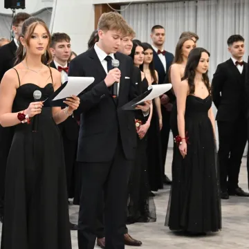 Polonez i odliczanie do matury. Studniówka ZSE w Radomsku