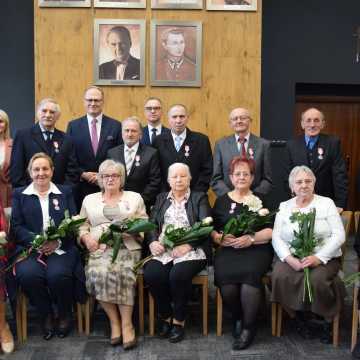 [WIDEO] Uroczystość Złotych Godów: medale, kwiaty i odznaczenia