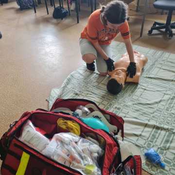 ,,Reaguj-ratuj życie!’’ - uczniowie z Dobryszyc ćwiczyli udzielanie pierwszej pomocy