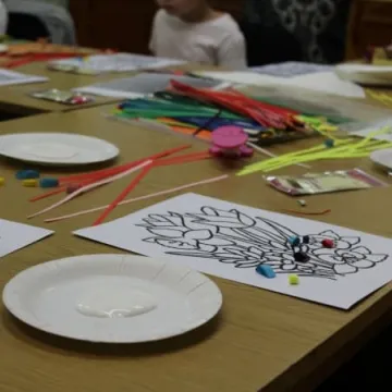 Warsztaty quillingu w bibliotece