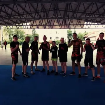 Biegnie, walczy, pomaga