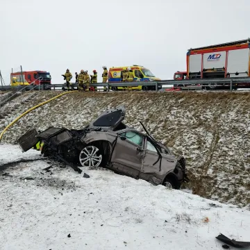 Autostrada A1 w gminie Kamieńsk. Auto dachowało, jedna osoba ranna