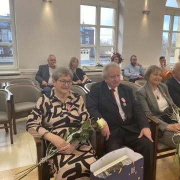 Sześć par uhonorowanych medalami za długoletnie pożycie małżeńskie