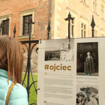 Piotrków Tryb.: plenerowa wystawa o życiu Karola Wojtyły