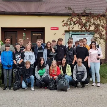 Uczniowie sprzątają świat