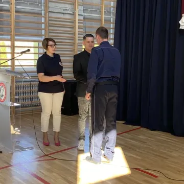 Foto budka, pokazy, poznawanie szkoły. Dzień  Otwarty w ZSP w Kamieńsku