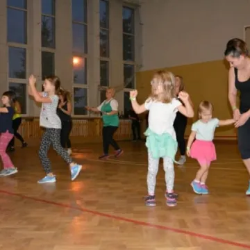 Pomaganie w rytmie zumby