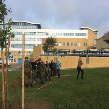 Uczniowie sadzili drzewka