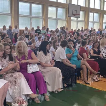 Zasłużone wakacje. Uczniowie „Jedynki” uroczyście zakończyli rok szkolny