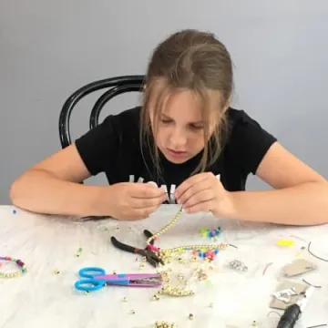 Warsztaty tworzenia biżuterii w MDK