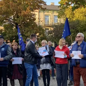 Prounijna manifestacja w Radomsku: „Zostajemy”, „Zostajemy”!