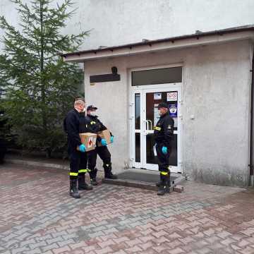 Strażacy z OSP z pow. radomszczańskiego dostarczają płyny dezynfekujące do placówek