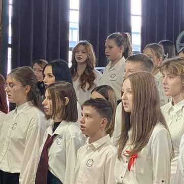 [WIDEO] Zespół Szkół Ekonomicznych w Radomsku świętuje 100-lecie istnienia. Były wspomnienia, życzenia i chwile wzruszeń