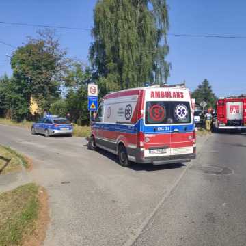 Wypadek na ul. Warszawskiej w Radomsku. Motocyklista zderzył się z osobówką