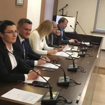 Trudne początki radnych powiatowych