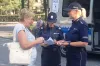 Policjanci prezentują mapę zagrożeń
